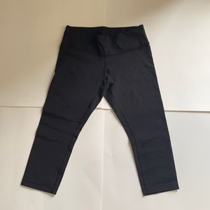 Lululemon black wunder under capris size 10